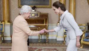 La reina Isabel distingue a Angelina Jolie con el t&iacute;tulo de Dama