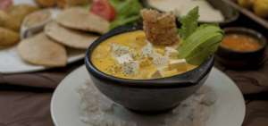 El locro tradicional, servido con aguacate y queso, es de origen incaico. La primera vez que este plato se escuch&oacute; en idioma castellano fue en el siglo XVI.