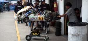 Despu&eacute;s de preparar los karts para la competencia, son llevados hasta el punto de partida, donde los pilotos esperan por su coche para correr.