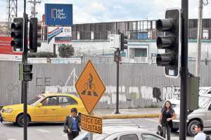 Transe&uacute;ntes deben correr para cruzar de la acera de la avenida del Estadio. Fotos: Jos&eacute; Luis Llivisaca |  El Tel&eacute;grafo