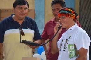 Un ind&iacute;gena habla por tel&eacute;fono gracias a las l&iacute;neas que entreg&oacute; CNT en Taisha. Foto: Tomada de El Ciudadano