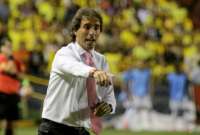 Guillermo Almada dirige un partido de Barcelona en el estadio Monumental