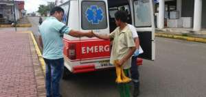 Esmeralde&ntilde;o abandonado recibe asistencia m&eacute;dica y social en Lago Agrio