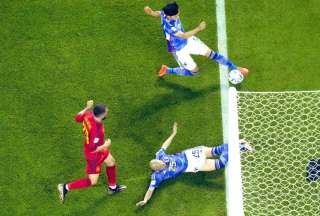 El volante Kaoru Mitoma (der.) en el polémico centro del segundo gol japonés. 