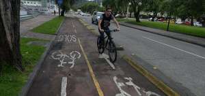 Ciclistas rechazan la falta de respeto por parte de muchos conductores que arremeten contra ellos. En Cuenca, este a&ntilde;o, han muerto cuatro personas.