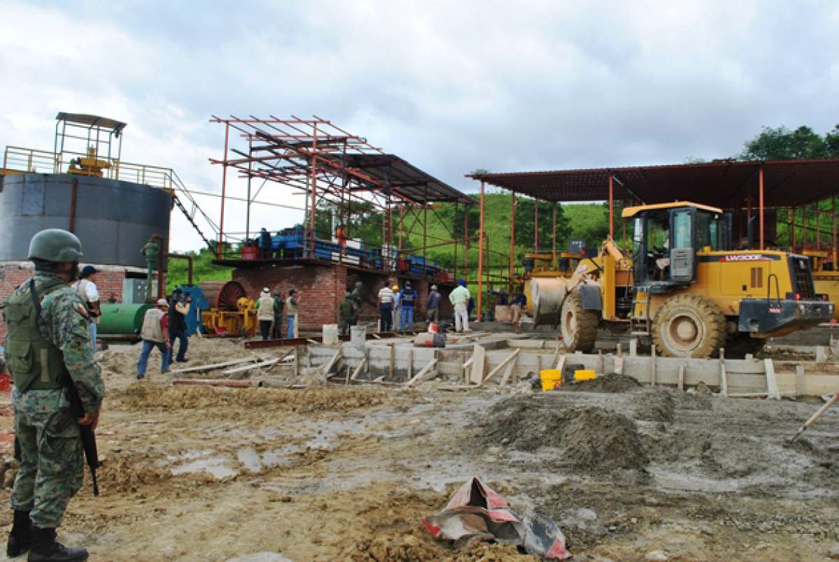 Las autoridades intervinieron varias plantas que arrojaban material t&oacute;xico en los afluentes. Foto: Fabricio Cruz / El Tel&eacute;grafo 