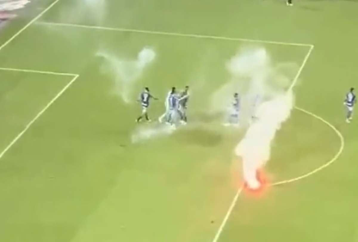 Videos en redes sociales mostraron cómo desde la grada norte del estadio se arrojaron bengalas a la cancha.