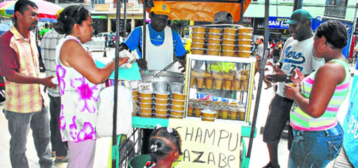 Frente al edificio del Municipio de Esmeraldas, Carlos Alfredo Cevallos promociona su bebida y otros productos que aprendi&oacute; a elaborar. Foto: Luis Freire