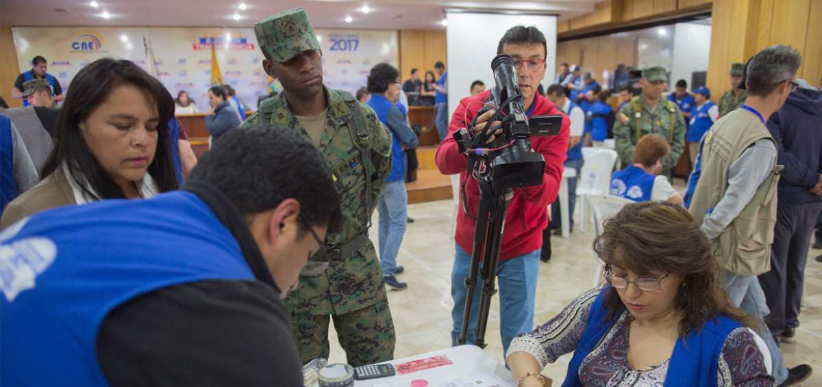 Observadores y delegados durante el recuento de votos en Pichincha 