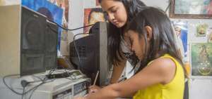 El Ministerio de Educaci&oacute;n utiliza la radio y la televisi&oacute;n para que los contenidos educativos lleguen a los estudiantes que no tienen conectividad digital. 