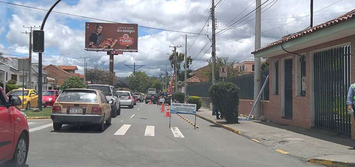 La Av. 10 de Agosto, sur de la capital azuaya, cuenta con uno de los carriles m&aacute;s largos de ciclov&iacute;a, pero es tambi&eacute;n el m&aacute;s obstruido de la ciudad.