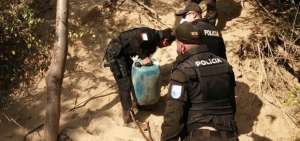 Los uniformados incautaron el combustibles que dejaron abandonado el grupo de personas que intent&oacute; llevarlo a Per&uacute;.