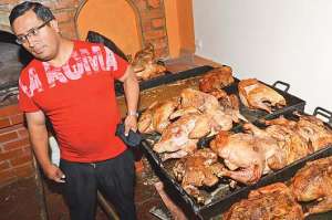 Los pavos y perniles son preparados en horno de le&ntilde;a, que les da un sabor especial, seg&uacute;n los clientes. Foto: Jos&eacute; Luis Llivisaca / El Tel&eacute;grafo
