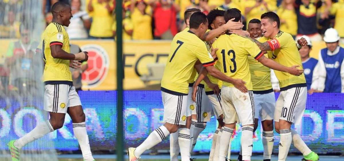 Los jugadores de la selecci&oacute;n colombiana felicitan a Sebasti&aacute;n P&eacute;rez (13), autor del segundo tanto de los cafeteros, en el triunfo 3-1 ante Ecuador en el estadio Metropolitano de Barranquilla.