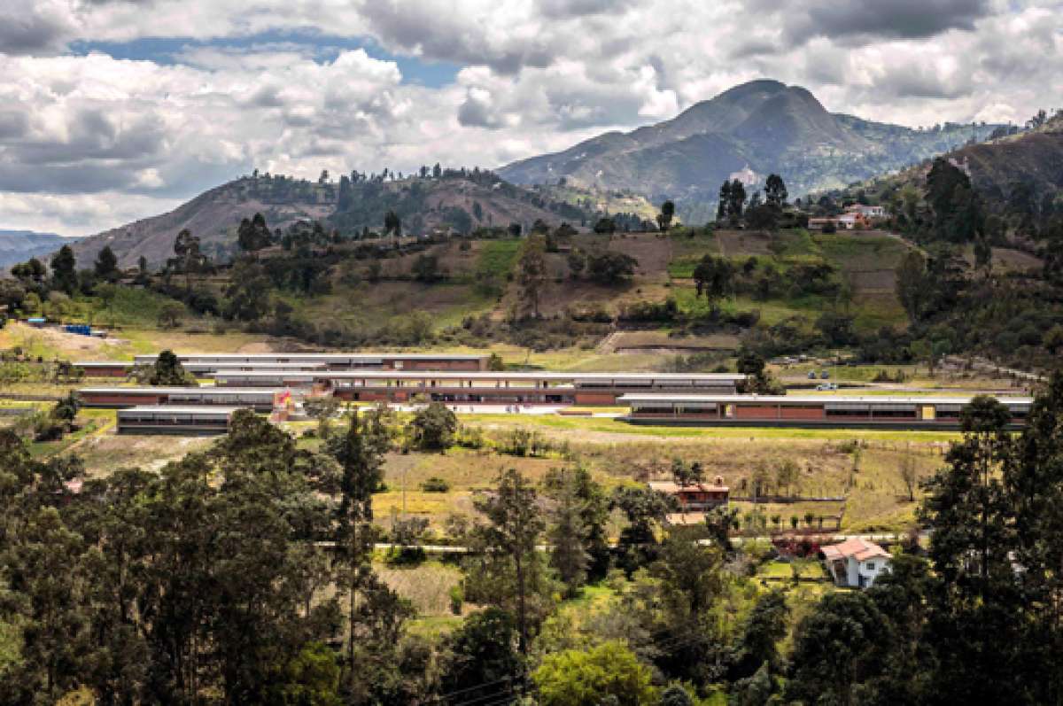 El jurado destac&oacute; el dise&ntilde;o de la Escuela del Milenio, ubicada en Azuay, que estuvo a cargo de los arquitectos Mar&iacute;a Augusta Hermida y Javier Dur&aacute;n. Foto: Cortes&iacute;a.