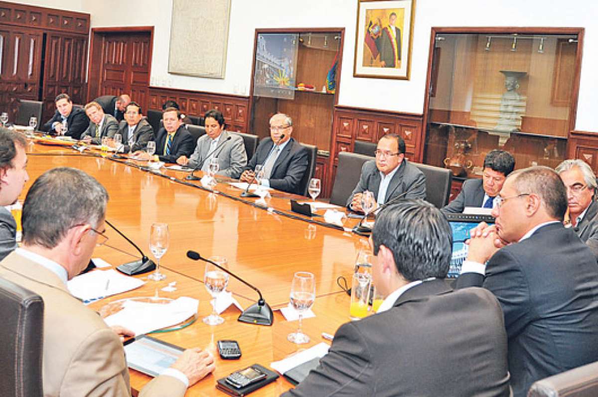 Los prefectos se reunieron con el vicepresidente Jorge Glas en agosto de 2013. Cortes&iacute;a de la Vicepresidencia de la Rep&uacute;blica.