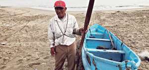 Luis Francisco L&oacute;pez, pescador artesanal de la zona de Los Esteros, en el noroeste de Manta, arribando luego de una faena en el mar. Atrapa peces de carne blanca que lleva para el consumo de su familia, amante de los mariscos.