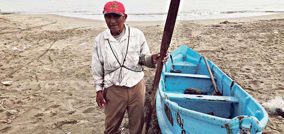 Luis Francisco L&oacute;pez, pescador artesanal de la zona de Los Esteros, en el noroeste de Manta, arribando luego de una faena en el mar. Atrapa peces de carne blanca que lleva para el consumo de su familia, amante de los mariscos.