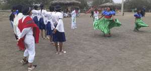 Los estudiantes de la escuela Jhon F. Kennedy, en la comuna Cauchiche, presentaron un baile que mezcl&oacute; las danzas coste&ntilde;as, serranas y amaz&oacute;nicas.