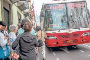 En Quito circulan cerca de 3 mil buses de 62 cooperativas de transporte urbano. El 76% de capitalinos utiliza este transporte. Foto: Archivo / El Tel&eacute;grafo