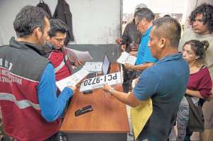 Decenas de personas acudieron ayer al Centro de Revisi&oacute;n Bicentenario para retirar las placas de sus carros. Foto: Fernando Sandoval/ El Tel&eacute;grafo