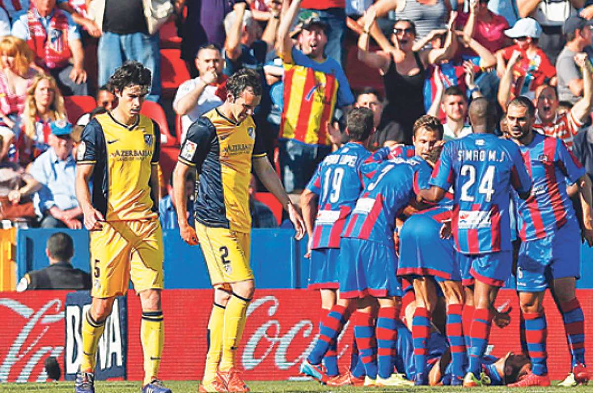 Los jugadores del Levante celebran la segunda anotaci&oacute;n del equipo, hecha por David Barral. Foto: EFE