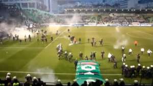 El domingo, en el derbi ateniense entre el Panathinaikos y Olympiakos, se registraron incidentes. Foto: Internet