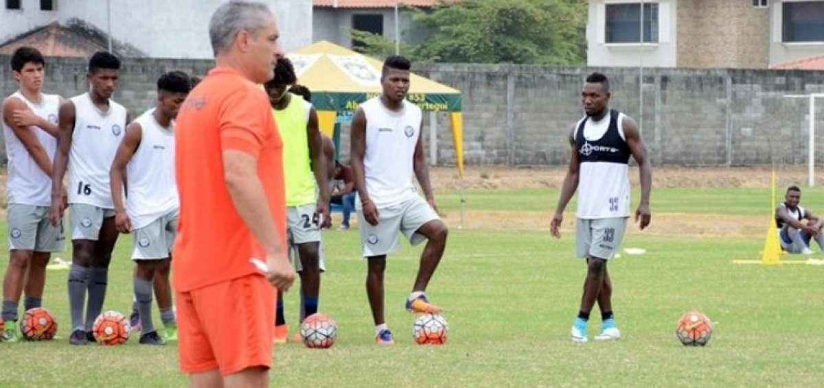 Walter Ayov&iacute; (der.), de 38 a&ntilde;os, fue inscrito el martes pasado en la Federaci&oacute;n Ecuatoriana de F&uacute;tbol