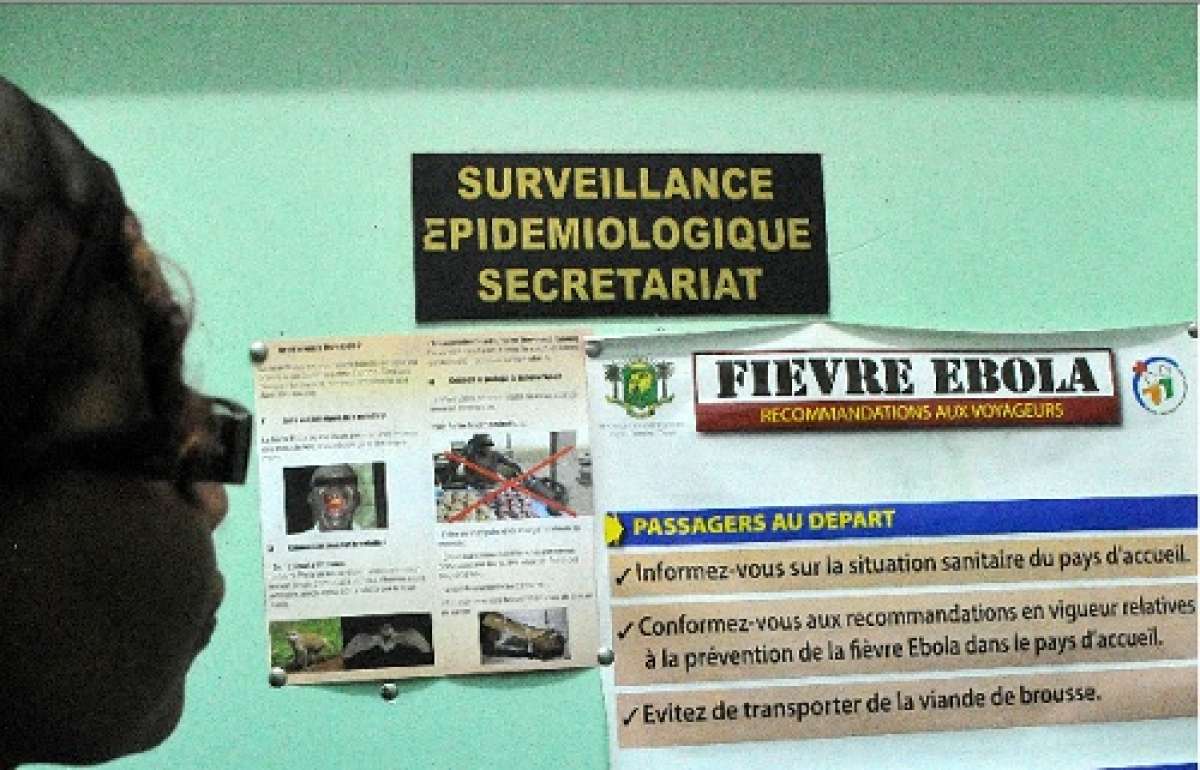 Una mujer lee las recomendaciones en un hospital p&uacute;blico. Foto: AFP