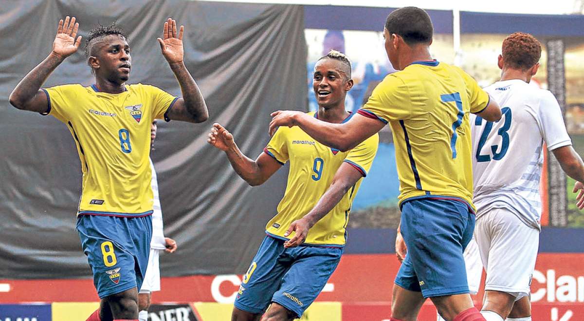Miller Bola&ntilde;os (i), Fidel Mart&iacute;nez (c) y Jefferson Montero (d) forman parte del bloque ofensivo que implementar&aacute; Gustavo Quinteros en la Copa Am&eacute;rica. Foto: AFP