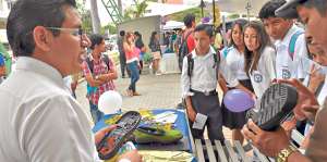 Jefferson Alvarado explica el funcionamiento del zapato infrarrojo para personas de baja visi&oacute;n. William Orellana / El Tel&eacute;grafo
