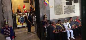 Rafael Correa entreg&oacute; ofrenda floral en el mausoleo de Sucre