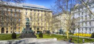 Aunque Beethoven naci&oacute; en Bonn, Alemania, otras ciudades del mundo le rinden culto permanente, como es el caso de esta plaza en Viena, Austria, que lo considera su hijo ilustre adoptivo.