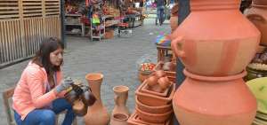 La plaza Rotary, en Cuenca, se ha convertido en el lugar indicado para la venta de ollas de barro.