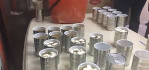  1.240 latas de conserva con coca&iacute;na, con un peso bruto de 613 kilos se incautaron como parte de la evidencia.