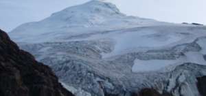 Detectan nuevas grietas en el glaciar del volc&aacute;n Cayambe