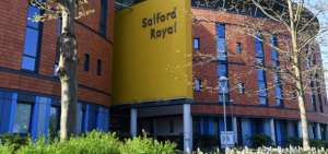 El estratega ingl&eacute;s se encuentra en el Salford Royal Hospital.