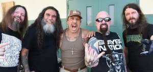 La banda con el actor Danny Trejo (centro) mientras rodaban el videoclip de la canci&oacute;n &ldquo;Repentless&rdquo; (2015), que tiene como escenario una c&aacute;rcel.
