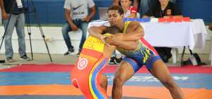 &rarr; El esmeralde&ntilde;o Enrique Cuero (d) se enfrenta a un deportista colombiano en la divisi&oacute;n de los 75 kg de lucha grecorromana.