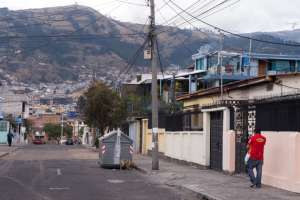 Las alarmas en Quito est&aacute;n colocadas en postes y se accionan con 24 controles remotos repartidos a vecinos. Foto: Daniel Molineros / El Tel&eacute;grafo