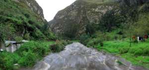 La crecida del r&iacute;o Ambato, afluente ubicado junto a la V&iacute;a Flores, vulnera viviendas, cultivos y ganado de poblados cercanos, como el caser&iacute;o Manzanahuaico.