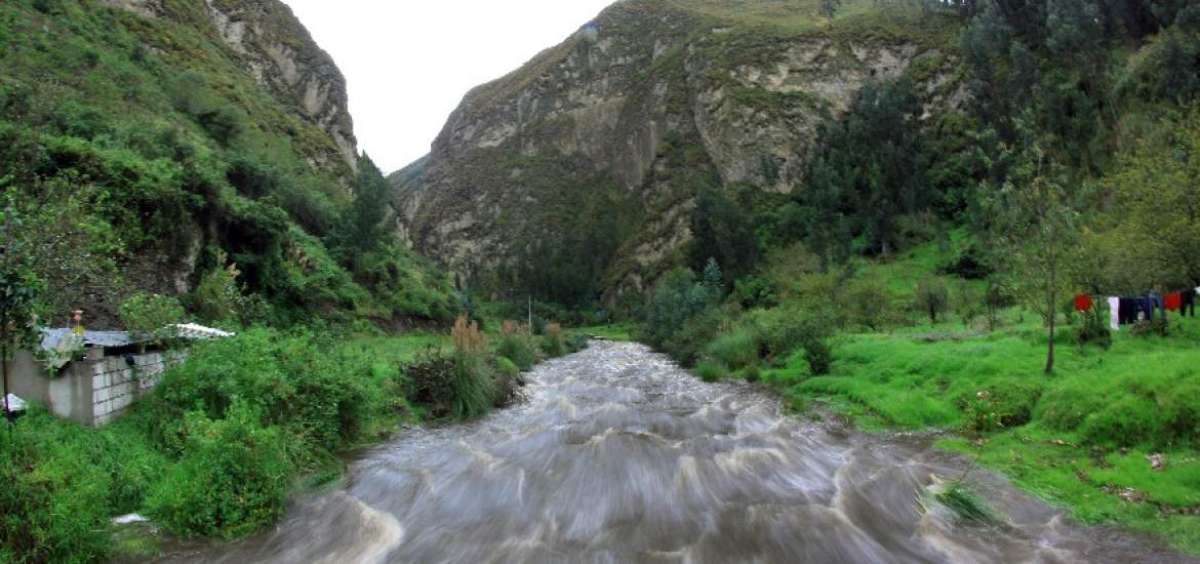 La crecida del r&iacute;o Ambato, afluente ubicado junto a la V&iacute;a Flores, vulnera viviendas, cultivos y ganado de poblados cercanos, como el caser&iacute;o Manzanahuaico.