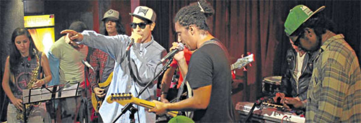 La agrupaci&oacute;n Ganjah Roots,en una tocada durante enero de este a&ntilde;o en el bar Beer House,de la zona rosa,en Guayaquil. Ellos tienen 9 a&ntilde;os haci&eacute;ndose autopublicidad a trav&eacute;s de las redes sociales. Fotos: Juan Freire, Jocelyne Moraly cortes&iacute;a bandas