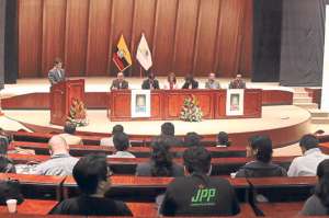 En octubre del a&ntilde;o pasado, la Asamblea Nacional homenaje&oacute; la memoria de Arturo Jarr&iacute;n con la entrega de la presea Vicente Rocafuerte. Foto: Cortes&iacute;a Asamblea Nacional.