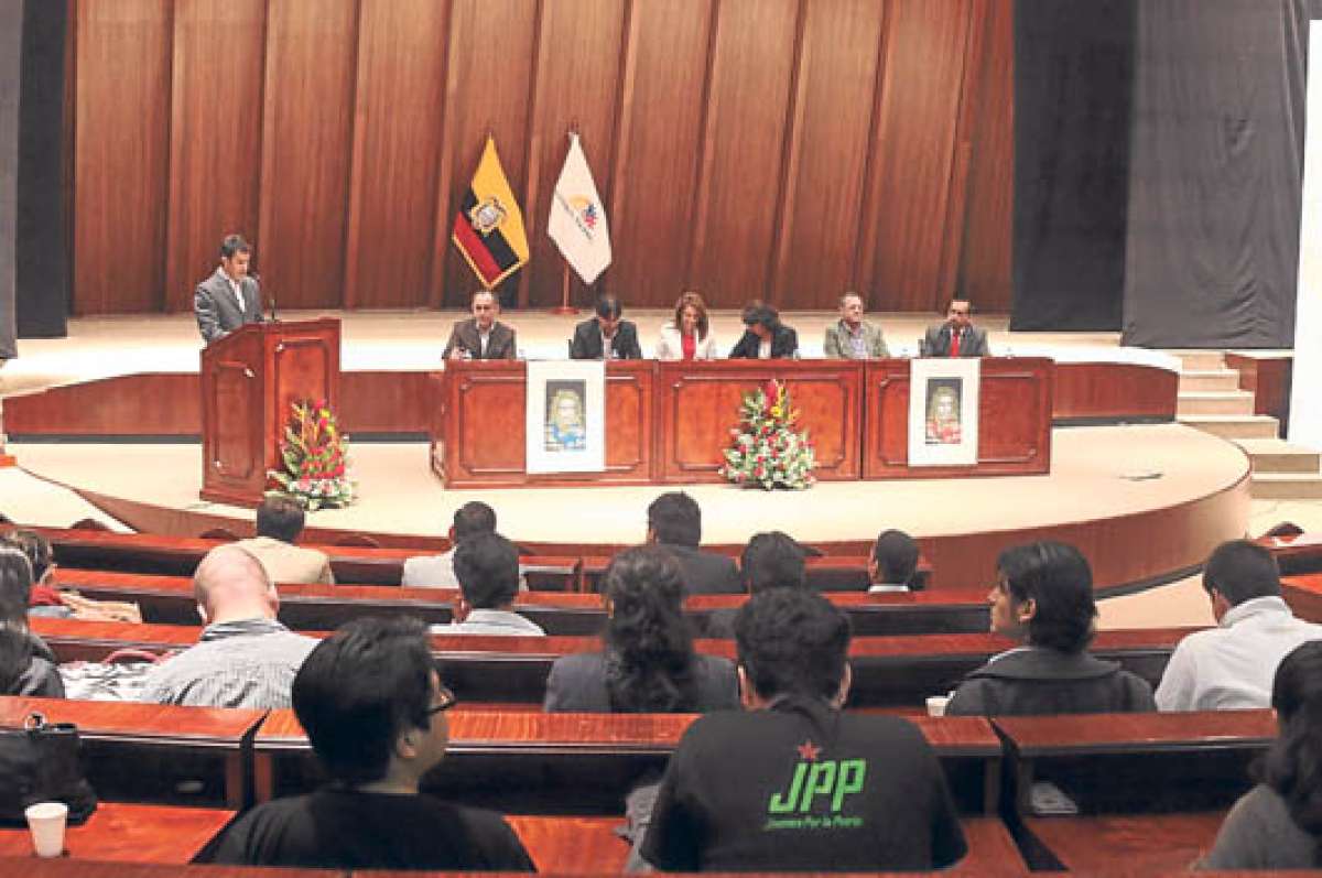 En octubre del a&ntilde;o pasado, la Asamblea Nacional homenaje&oacute; la memoria de Arturo Jarr&iacute;n con la entrega de la presea Vicente Rocafuerte. Foto: Cortes&iacute;a Asamblea Nacional.