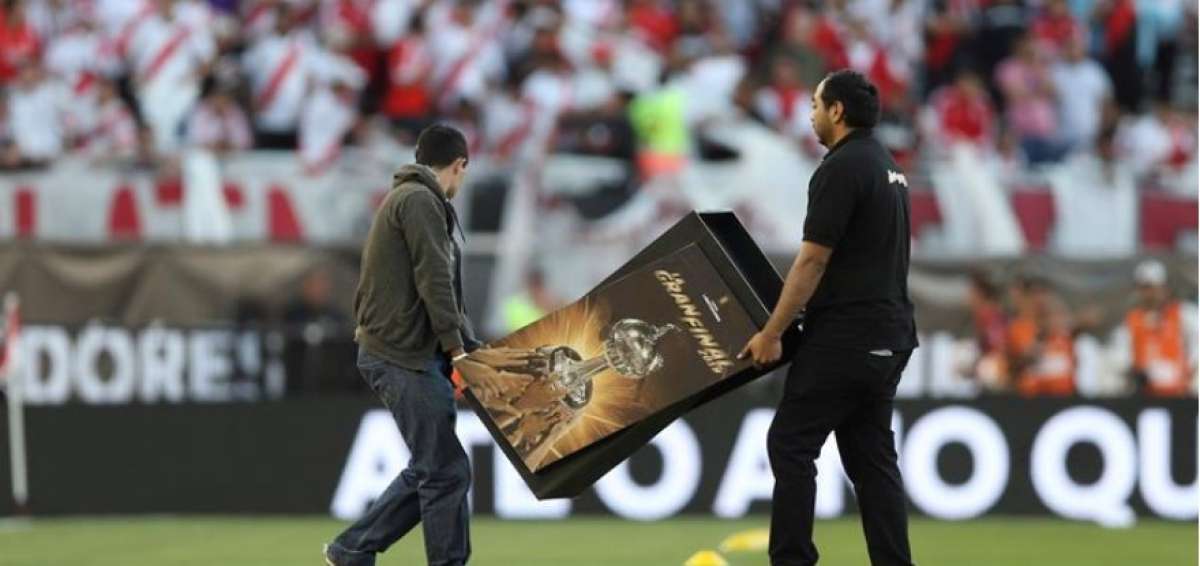 La Copa Libertadores se entregar&aacute; en Espa&ntilde;a debido a la violencia en Argentina.
