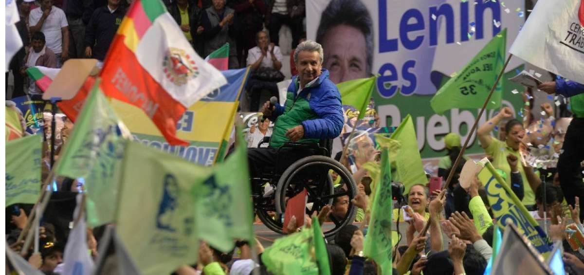 Moreno recibe el apoyo ciudadano durante el mitin efectuado en el polideportivo Iv&aacute;n Vallejo, en Ambato.