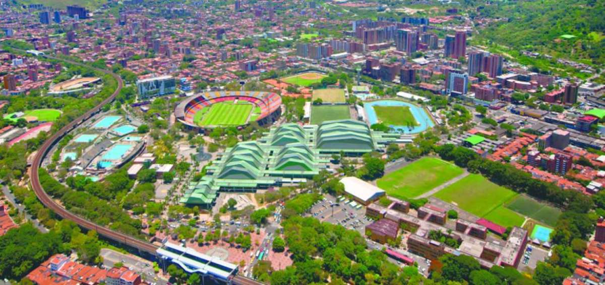 Vista panor&aacute;mica de Medell&iacute;n donde luce la Unidad Deportiva Atanasio Girardot, un complejo urban&iacute;stico que debe su nombre a la memoria de un pr&oacute;cer colombiano.