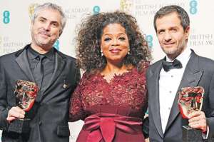 Alfonso Cuar&oacute;n (i)  y el productor David Heyman (d) ganaron el Bafta por &lsquo;Gravity&rsquo;. Los acompa&ntilde;a Oprah Winfrey.