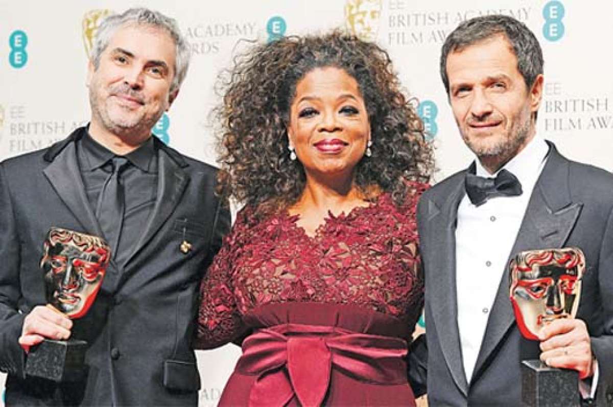 Alfonso Cuar&oacute;n (i)  y el productor David Heyman (d) ganaron el Bafta por &lsquo;Gravity&rsquo;. Los acompa&ntilde;a Oprah Winfrey.